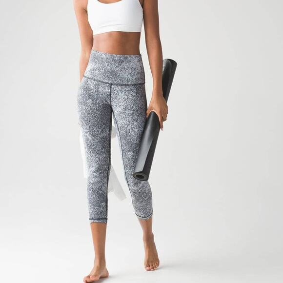 Lululemon Wunder Under Crop Hi-Rise in Luon Spray Jacquard White Black - Picture 2 of 9